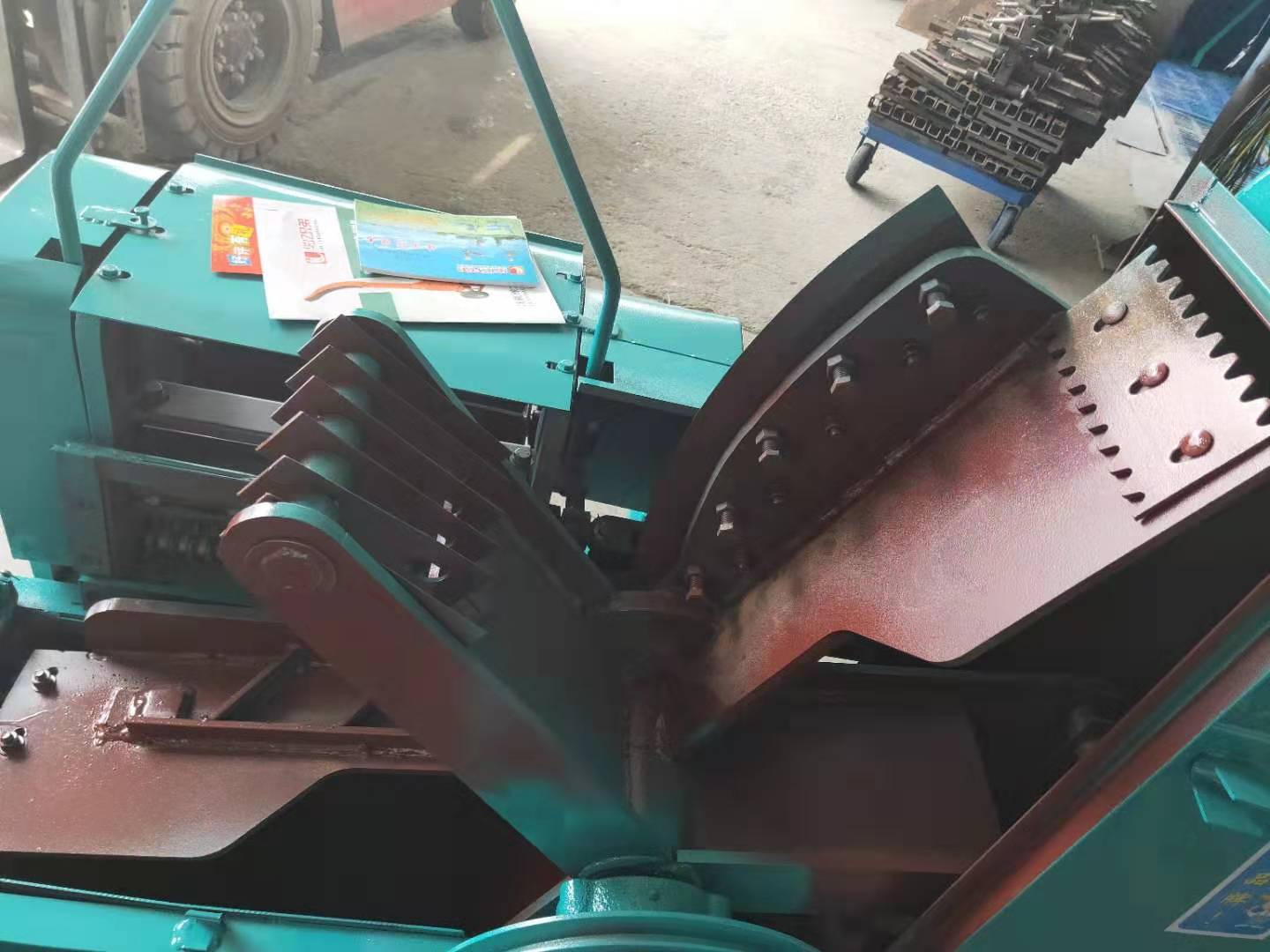 大型鍘草機(jī)在冬天使用需要注意什么？10噸鍘草機(jī)需要注意什么？